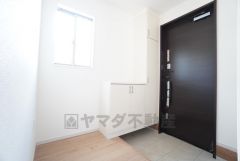 採光も考えられた明るい玄関です。たっぷり収納できるシューズボックス付きなので、家族全員の靴がきれいに整頓できます。