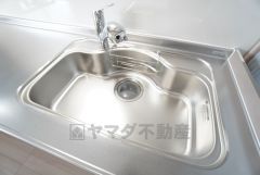 大きなお鍋も楽々洗える幅の広いシンクです＾＾ステンレスシンクなので簡単にお掃除できますよ。洗剤やスポンジもすっきりできる収納付き。