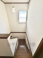 お子様も高齢の方も安心して上り下りができる手摺がついた安心設計です。 階段には小窓を配置しました。日中でも暗くなりがちな階段下が明るくなり安全ですね。 