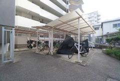 屋根付き駐輪場なので、雨の日も自転車を安心して保管できます。通勤・通学に自転車を使う方にも便利です＾＾