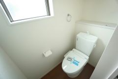 同仕様写真。温水洗浄節水機能もあるので、安心して使えるトイレです。もちろん、1階2階の2ヶ所にトイレがあるので、忙しい朝にもゆとりができますね。