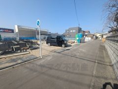 前面道路は東側約4ｍの公道に面しています。