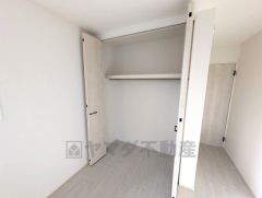 洋室にはハンガーパイプ付きのクローゼットが設けられています。たっぷり収納できるので衣替えの心配もいりませんね＾＾