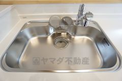 キッチンシンクは洗剤やスポンジを収納出来るラック付き。広さも確保しているので、大きなお鍋も洗いやすいですね。