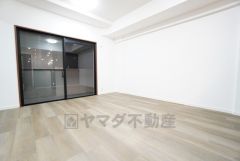 大きな掃き出し窓のあるリビングは、陽光あふれる明るい空間です。ゆったりと寛げる憩いの場となりそうです。