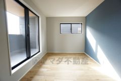 バルコニーに面した約6帖の洋室。