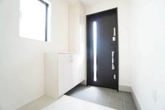 たっぷり収納できるシューズボックス付きです。家族全員の靴がきれいに整頓できます。棚の上にお花や写真を飾っても良いですね。