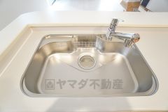 大きなお鍋も楽々洗える幅の広いシンクです＾＾ステンレスシンクなので簡単にお掃除できますよ。洗剤やスポンジもすっきりできる収納付き。