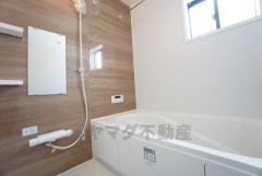 1日の疲れを癒すくつろぎのバスルーム。足を伸ばしてもゆったりと入れるサイズです。お子様と一緒にお風呂に入っても狭くないですね＾＾