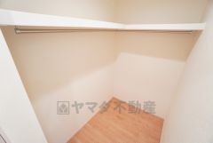 2階全洋室にハンガーパイプ付きのウォークインクローゼットが設けられています。たっぷり収納できるので衣替えの心配もいりませんね＾＾ 