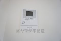 防犯はもちろん、セールスマン対策にもなるモニター付きインターホンです。 来訪者の顔が見えるので安心ですね＾＾