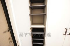 シューズボックスとは別に、収納が付いているので、玄関回りの収納に困りませんね＾＾