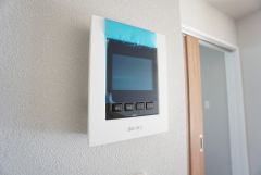 防犯はもちろん、セールスマン対策にもなるモニター付きインターホンです。お子さん1人での留守番時にも活躍しそうです。