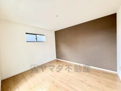 7．7帖、WIC付きの明るい洋室です。ナチュラル色のフローリングで開放的な優しい雰囲気になっています