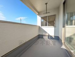 広々としたインナーバルコニー＾＾ 多少の雨でも洗濯物を守ってくれ、家事を助けてくれること間違いなし。眩しすぎる日差しも和らげます。