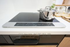 お手入れがしやすそうなＩＨコンロ。