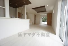 窓から光が差し込む明るいダイニングです＾＾