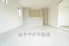 窓から光が差し込む明るいダイニングです＾＾