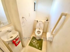 1階2階の2ヶ所にトイレがありますので、忙しい朝にも家族に気を使わず、ゆとりが生まれますね＾＾ 手洗い器付きで衛生的です＾＾ 
