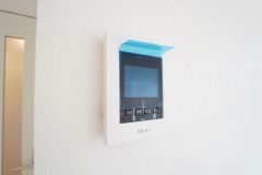 防犯はもちろん、セールスマン対策にもなるモニター付きインターホンです。 来訪者の顔が見えるので安心ですね＾＾