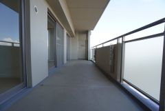 陽当たりの良いバルコニーです。お洗濯やお布団干しはもちろん、日光浴スペースにも＾＾ 天気のいい日にはお布団もまとめて干せそうですね＾＾