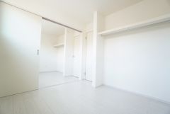 4.5帖洋室。 隣室と可動間仕切りの洋室なのでライフスタイルや家族構成の変化に対しても柔軟に対応できます。