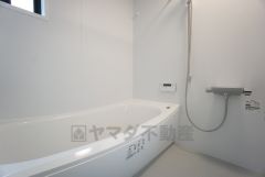 1日の疲れを癒すくつろぎのバスルーム。足を伸ばしてもゆったりと入れるサイズです。お子様と一緒にお風呂に入っても狭くないですね＾＾