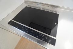 お手入れのしやすいIHクッキングヒーターです。3口コンロなので、効率よくお料理が楽しめます。毎日のお料理も楽しくなりますね＾＾ 