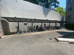 屋根付き駐輪場なので、雨の日も自転車を安心して保管できます。通勤・通学に自転車を使う方にも便利です＾＾