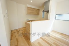 窓から光が差し込む明るいダイニングです＾＾