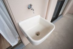 スロップシンク付きで、植物の水やりや汚れ物を洗う際に役立ちます。