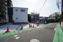 北東側約5.3ｍの公道に面しています。