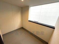 幅広のインナーバルコニーは多少の雨でも洗濯物を守ってくれ、家事を助けてくれること間違いなし。眩しすぎる日差しも和らげます。