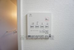 雨の日の洗濯も安心できる浴室暖房乾燥機付き浴室。リモコンで操作もボタン1つで簡単。