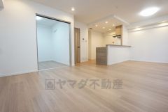 18.3帖。家族が集まる開放的なリビング。思い思いの時間を過ごしたり食事をしたり、素敵な団らんの場になりますね。