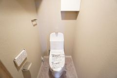清潔感のある使い勝手の良いトイレで、毎日気持ちよくお使いいただけます。温水洗浄便座付きで、季節を問わず快適にご利用いただけます＾＾