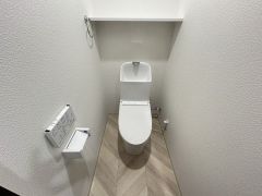 清潔感のある使い勝手の良いトイレで、毎日気持ちよくお使いいただけます。温水洗浄便座付きで、季節を問わず快適にご利用いただけます＾＾