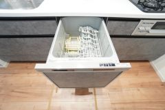 炊事時間を大幅に短縮できる食器洗浄乾燥機付き＾＾食器を洗う手間が減るので家族とのコミュニケーションの時間や自分の時間が増えますね。
