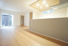 大きな窓のあるリビングは、陽光あふれる明るい空間です。居心地良く、ご家族皆がゆったり寛げる憩いの空間となりそうです。