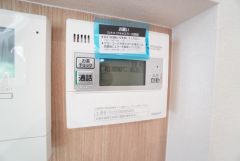 キッチン横からお湯張り、追い炊き、足し湯がボタン一つで楽々操作できる給湯機リモコンです。