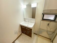 三面鏡裏収納付き洗面化粧台です＾＾ 歯磨きセットやスキンケア用品などの収納に便利ですね。 生活感も隠すことができ、来客時にも安心です。