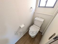 1階2階の2ヶ所にトイレがありますので、忙しい朝にも家族に気を使わず、ゆとりが生まれますね＾＾ 小窓付きで換気する時に便利です＾＾
