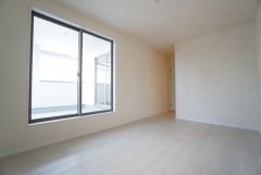 寛ぎの時間を紡ぎだす主寝室は、大型ベッドを置いても余裕の広さを確保しています。