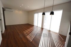 南側の掃き出し窓からは暖かな陽が入り込み、気持ちの良い毎日が送れそうですね＾＾