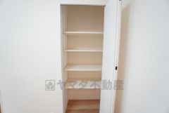 キッチン横に広々とした収納付き＾＾洗面室にも近く、食料品だけでなく日用品などの収納にも＾＾