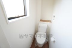 1階2階の2ヶ所にトイレがありますので、忙しい朝にも家族に気を使わず、ゆとりが生まれますね＾＾ 小窓付きで換気する時に便利です＾＾