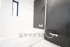 1日の疲れを癒すくつろぎのバスルーム。足を伸ばしてもゆったりと入れるサイズです。お子様と一緒にお風呂に入っても狭くないですね＾＾