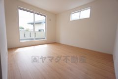 7帖。主寝室としてお使いいただけそうなこちらのお部屋は、日当たりが良く、爽やかな風を感じて起きる朝は、快適生活の始まりに。