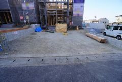 駐車スペースは並列3台分を確保。