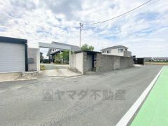 住人以外の車の進入も少なく、小さなお子様を持つご家庭にも安心です。 